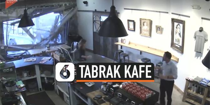 VIDEO: Berantakan, Sebuah Kafe Tiba-Tiba Ditabrak Bus