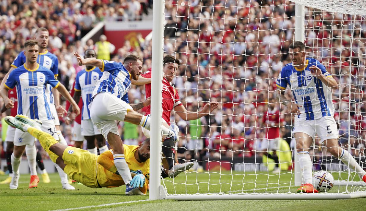 Manchester United mampu memperkecil kekalahan lewat gol bunuh diri pemain Brighton and Hove Albion, Alexis Mac Allister, pada laga Liga Inggris di Stadion Old Trafford, Minggu (07/08/2022). (AP/Dave Thompson)
