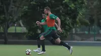 Aksi penyerang Timnas Indonesia U-23, Ilija Spasojevic menggiring bola saat berlatih di Lapangan ABC, Senayan,  (24/4/2018). Timnas akan mengikuti turnamen PSSI Anniversary 27 April-3 Mei 2018. (Bola.com/Nicklas Hanoatubun)