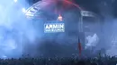 Aksi panggung DJ legendaris asal Belanda, Armin van Buuren menjadi salah satu penampil yang ditunggu-tunggu oleh party goers. Ia menutup gelaran DWP hari pertama di panggung utama, Garudha Land, Sabtu (12/12/2015) dini hari. (Galih W. Satria/Bintang.com)