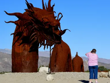 Patung hewan mitos, Naga terlihat di gurun Anza Borrego di Borrego Springs, California, Rabu (1/3). Patung naga tersebut dibuat oleh seniman bernama Ricardo Breceda. (AFP PHOTO / Eva Hambach)