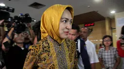Airin Rachmi Diany mendatangi gedung Komisi Pemberantasan Korupsi  untuk membesuk suaminya yang tengah berulang tahun. Jakarta, Kamis (22/5/2014) (Liputan6.com/Faisal R Syam)