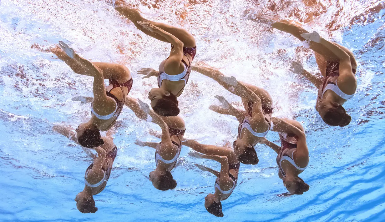 Tim renang artistik Mesir beraksi dalam Kejuaraan Renang Dunia 2019 di Yeomju Gymnasium, Gwangju, Korea Selatan, Rabu (17/7/2019). (François-Xavier MARIT/AFP)