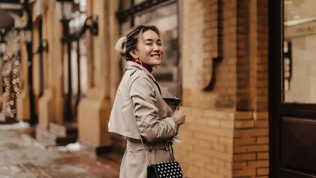 wanita november tampak mewah