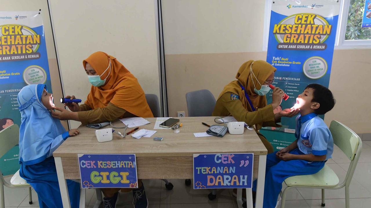 FOTO: Murid SD Antusias Ikuti Pemeriksaan Gratis di Sekolah