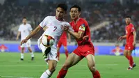 Pemain Timnas Indonesia, Marselino Ferdinan (kiri) berebut bola dengan pemain Timnas Vietnam, Do Hung Dung pada laga Grup F Kualifikasi Piala Dunia 2026 di My Dinh Stadium, Vietnam, Selasa (26/03/2024). (Dok.PSSI)