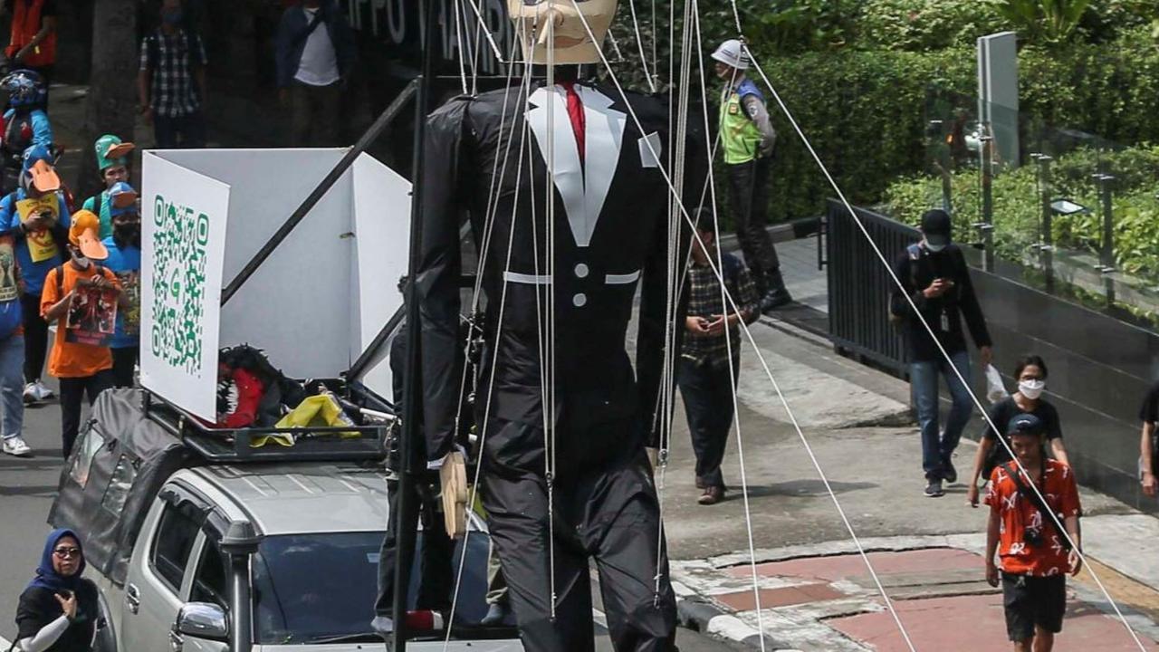 FOTO: Aksi Gurita dan Pinokio Raksasa Keliling Jakarta Ajak Warga Cerdas Memilih Capres dan Cawapres 2024