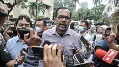 Direktur Lokataru Haris Azhar menyampaikan keterangan kepada awak media saat tiba di Polda Metro Jaya, Jakarta, Senin (21/3/2022). Haris Azhar tiba untuk memenuhi pemeriksaan sebagai tersangka bersama Koordinator KontraS, Fatia Maulidiyanti. (merdeka.com/Iqbal S. Nugroho)