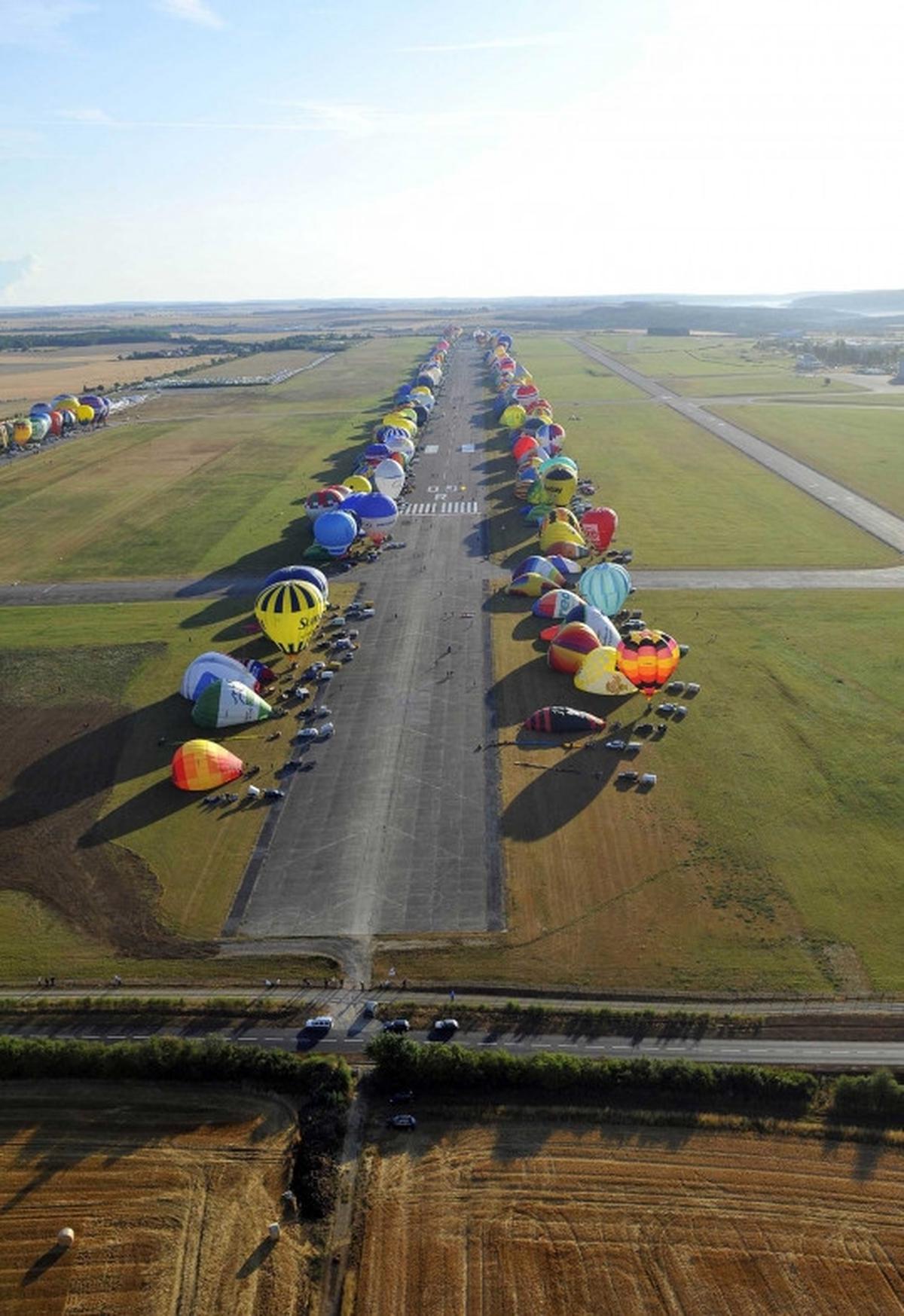 Festival balon udara hiasi langit Prancis