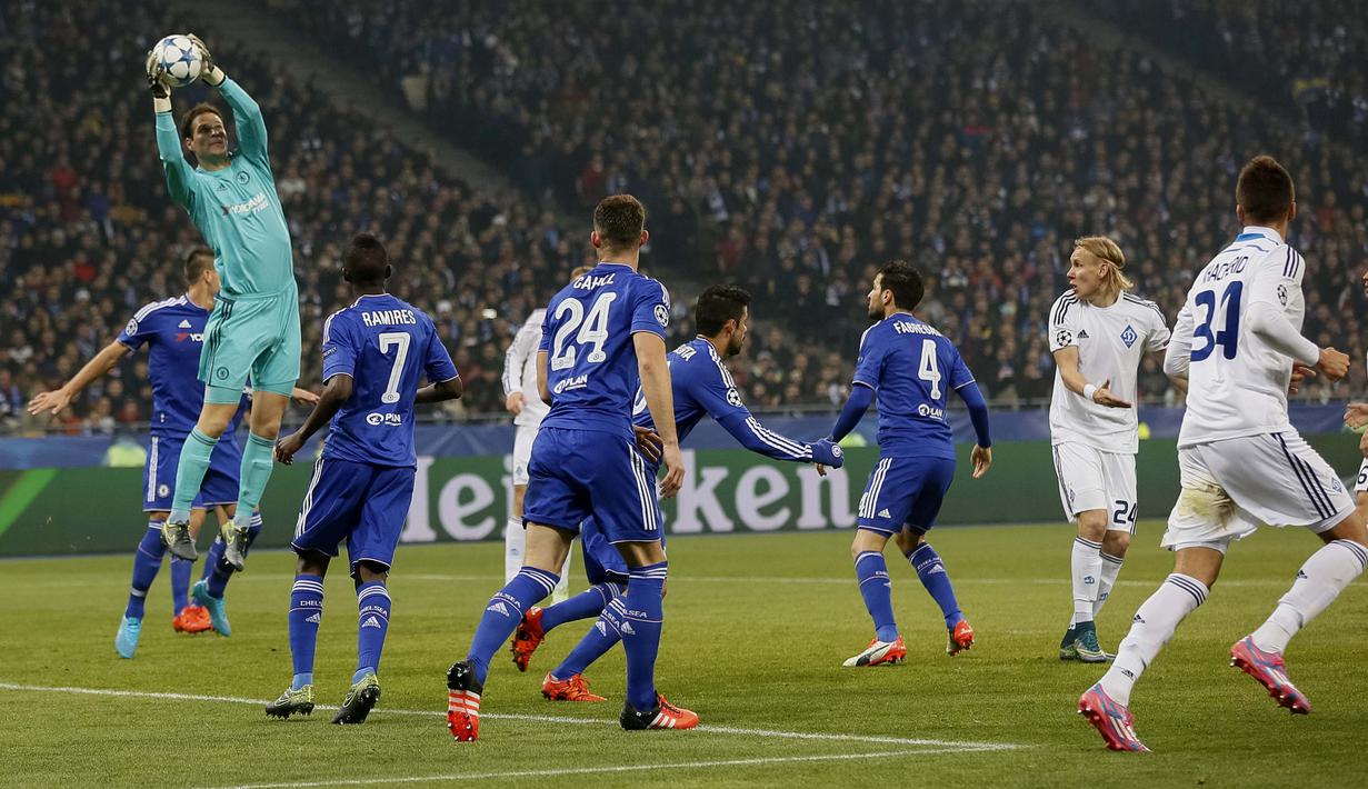 Kiper Chelsea, Asmir Begovic, mengamankan gawangnya dari serangan pemain Dynamo Kiev dalam lanjutan Grup G Liga Champions di Stadion Olympic, Kiev, Ukraina, Rabu (21/10/2015) dini hari WIB. (EPA/Roman Pilipey)