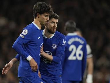 Debut pemain anyar Chelsea, Joao Felix berjalan muram. Pemain Timnas Portugal tersebut gagal menghindarkan Chelsea dari kekalahan 1-2 dari tuan rumah Fulham pada pekan ke-19 Liga Inggris 2022/2023, Jumat (13/1/2023) dini hari WIB. Apesnya lagi, sang pemain juga menjadi salah satu aktor kekalahan Chelsea akibat kartu merah yang diterimanya. (AP Photo/Alastair Grant)
