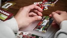 Seorang kolektor mengatur kartu perdagangan Panini dari koleksi resmi Piala Dunia FIFA 2026 Adrenalyn XL di Namur pada 25 Maret 2026 (BRUNO FAHY /Belga/AFP)