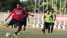 Penyerang Bali United, Lerbi Eliandri mengikuti latihan terakhir sebelum menghadapi Persija di laga Piala Presiden 2015, Denpasar, Bali, Sabtu (30/8/2015). (Bola.com/Vitalis Yogi Trisna)