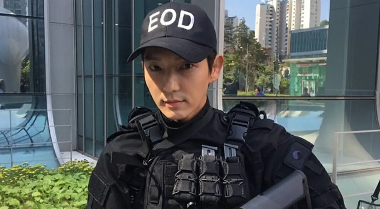 	Lee Jun Ki terlihat memukau dalam balutan seragam polisi di Criminal Minds (Naver)