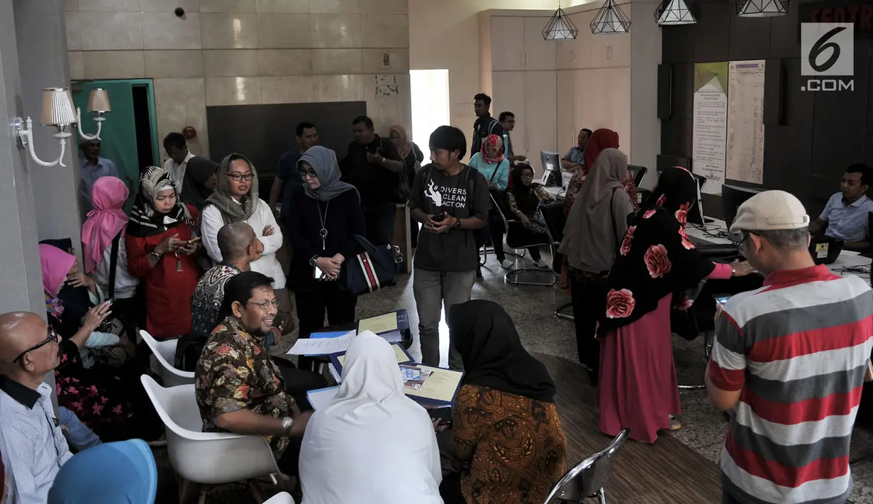 Perwakilan korban penipuan biro perjalanan umrah dan haji Abu Tours melapor ke Bareskrim Polri, Jakarta, Kamis (12/4). Ratusan korban mayoritas telah mendaftar ke Abu Tours pada Januari 2017 dan telah melunasi pembayaran. (Merdeka.com/Iqbal S. Nugroho)