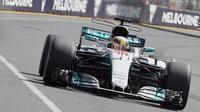 Pebalap Mercedes, Lewis Hamilton, menjadi yang tercepat pada sesi kualifikasi F1 GP Australia di Sirkuit Albert Park, Melbourne, Sabtu (25/3/2017). (Bola.com/Twitter/C4F1)