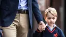 Menggenggam tangan anak laki-lakinya, Pangeran William kala itu menjinjing tas punggung kecil miliki pangeran kecilnya itu. Mereka pun disambut oleh sang kepala sekolah sebelum memasuki ruang kelas George. (Instagram/kensingtonroyal)