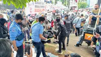 Sebagian massa aksi demo tolak hasil Pemilu 2024 di depan Gedung DPR RI, Senayan, Jakarta, Selasa (5/3/) tampak ditandu petugas medis diduga karena kelelahan. (Liputan6.com/Nanda Perdana Putra)