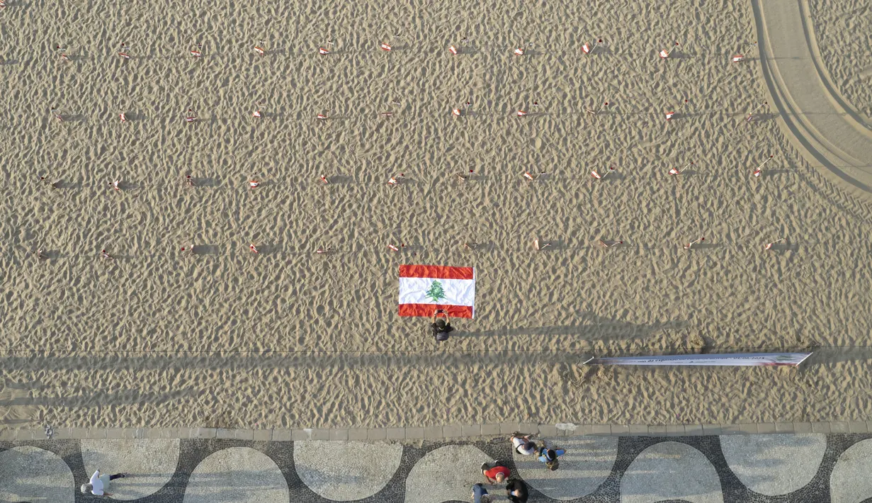 Dalam peringatan tiga tahun ini, lebih dari 300 individu dan organisasi, termasuk Human Rights Watch (HRW) dan Amnesty International, kembali mendesak PBB untuk membentuk misi pencarian fakta yang independen, untuk menyelidiki bencana ledakan tersebut. (AP Photo/Silvia Izquierdo)