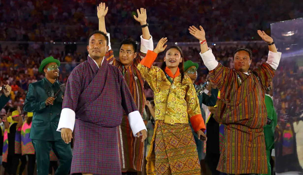 Kontingen atlet Bhutan lengkap dengan kostum uniknya meramaikan parade upacara pembukaan Olimpiade 2016 di Stadion Maracana, Rio de Janeiro, Brasil (5/8).( REUTERS / Kai Pfaffenbach)