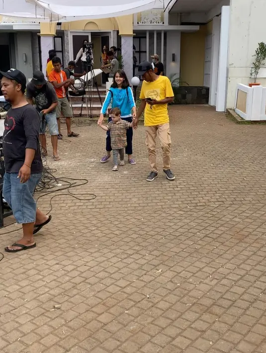 Anak Stefan William syuting (Instagram/celine_evangelista)