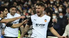 Penyerang Valencia, Hugo Duro (kanan) berselebrasi usai mencetak gol ke gawang Cadiz selama pertandingan perempat final Piala Raja atau Copa del Rey di stadion Mestalla di Valencia 3/2/2022). Valencia menang tipis atas Cadiz 2-1 dan melaju ke semifinal. (AFP/Jose Jordan)