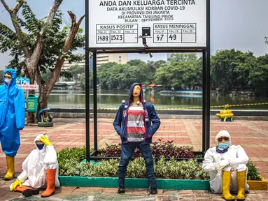 Boneka maneken yang mengenakan alat pelindung diri (APD) dipajang di Kawasan Danau Sunter, Jakarta, Selasa (15/9/2020). Pajangan tersebut merupakan inisiatif dari pihak Kelurahan Sunter Jaya untuk terus memberikan edukasi kepada masyarakat tentang bahaya COVID-19. (Liputan6.com/Faizal Fanani)