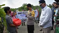 Kapolda Aceh, Irjen Pol Wahyu Widada berbagi sembako ke rumah-rumah warga (Fauzan)