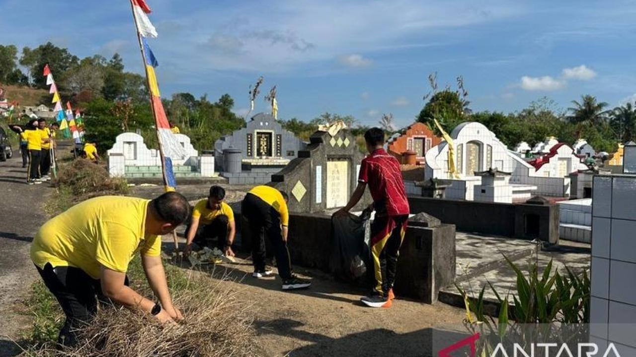 Polres Bangka Terjunkan Puluhan Personel Bersihkan Pemakaman Tionghoa di Sungailiat