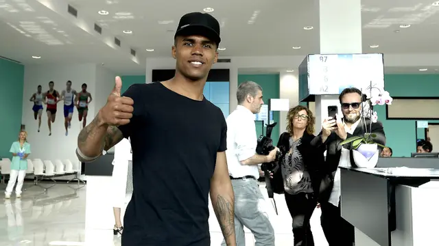 FOTO: Douglas Costa Jalani Tes Medis Bersama Juventus