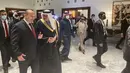 Perdana Menteri Israel Naftali Bennett (kiri) disambut oleh menteri luar negeri Bahrain Abdullatif bin Rashid Al Zayani di Bandara Internasional Manama di Manama, 14 Februari 2022. Ini merupakan kunjungan publik pertama oleh seorang pemimpin Israel ke Bahrain. (AP Photo/Ilan Ben Zion)