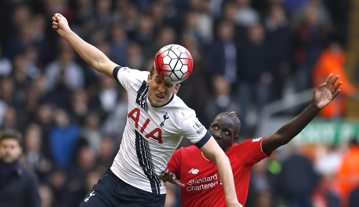 Pemain Liverpool, Mamadou Sakho, mencoba menghalangi gerakan pemain Tottenham, Harry Kane, pada lanjutan Liga Inggris di Stadion Anfield, Liverpool, Minggu (3/4/2016) dini hari WIB. (Reuters/Phil Noble)