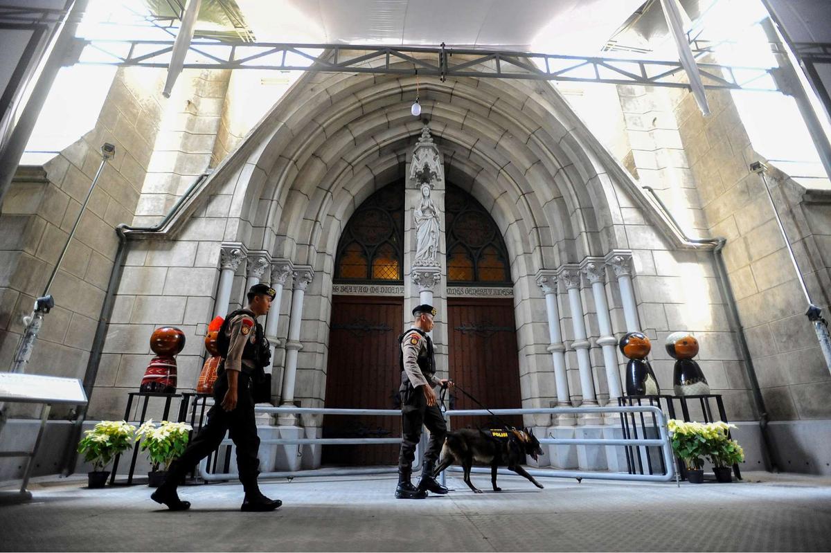 Pengamanan ketat Gereja Katedral Jakarta jelang Natal