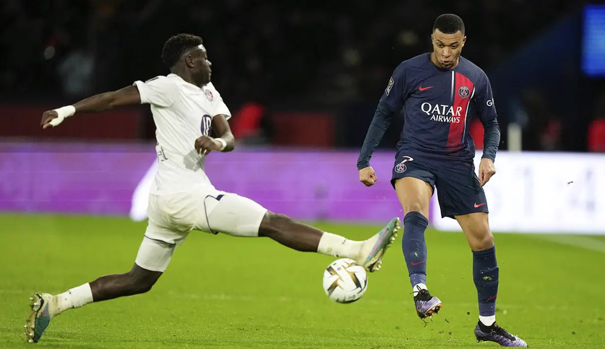 Memasuki babak kedua, PSG sedikit menurunkan tempo.  Sayangnya, Toulouse gagal memanfaatkan situasi ini untuk memperkecil ketertinggalan mereka.  Skor 2-0 tetap tidak berubah hingga peluit akhir berbunyi.  (Foto AP/Michel Euler)