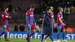 Para pemain tim Barcelona berjalan setelah pertandingan melawan Rayo Vallecano pada lanjutan La Liga Spanyol di stadion Camp Nou di Barcelona, Spanyol, Senin (25/4/2022). Barcelona tumbang atas Rayo Vallecano 0-1. (AP Photo/Joan Monfort)
