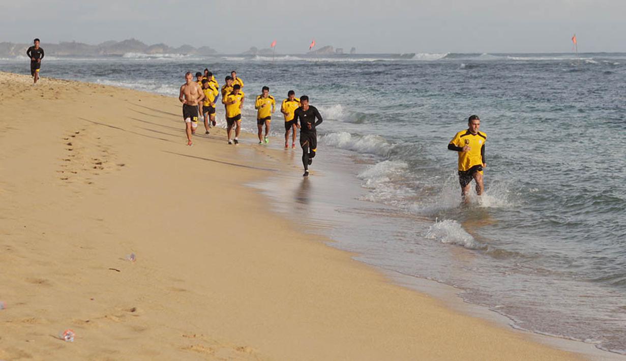 Skuat Arema Cronus, berlari-lari saat mengikuti latihan fisik di Pantai Balekambang, Malang. (Bola.com/Kevin Setiawan)