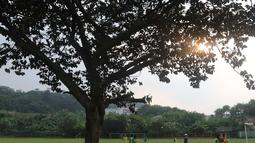 Pemain Indonesia U16 melakukan pemanasan jelang lawan Jepang U16 di Lapangan Padepokan Voli Indonesia, Sentul, Bogor. Selasa (15/4)