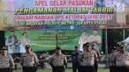 Aparat kepolisian saat mengikuti apel gelar pasukan pengamanan malam takbiran di Lapangan Silang Monas, Jakarta Pusat, Selasa (4/6/2019). Polres Jakarta Pusat menurunkan lima ribu personel kepolisian untuk mengamankan malam takbiran. (merdeka.com/Imam Buhori)