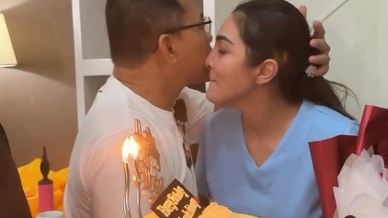 Surprise Ultah ke-41 Ashanty dari Anang Hermansyah dan Azriel, Raut Wajah Bahagia Banget