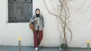 Saat traveling, Gita memadukan sweatshirt stripe dan jaket jeans dengan celana kulot warna brick. Stylish effortless!. (Instagram/gitasav).