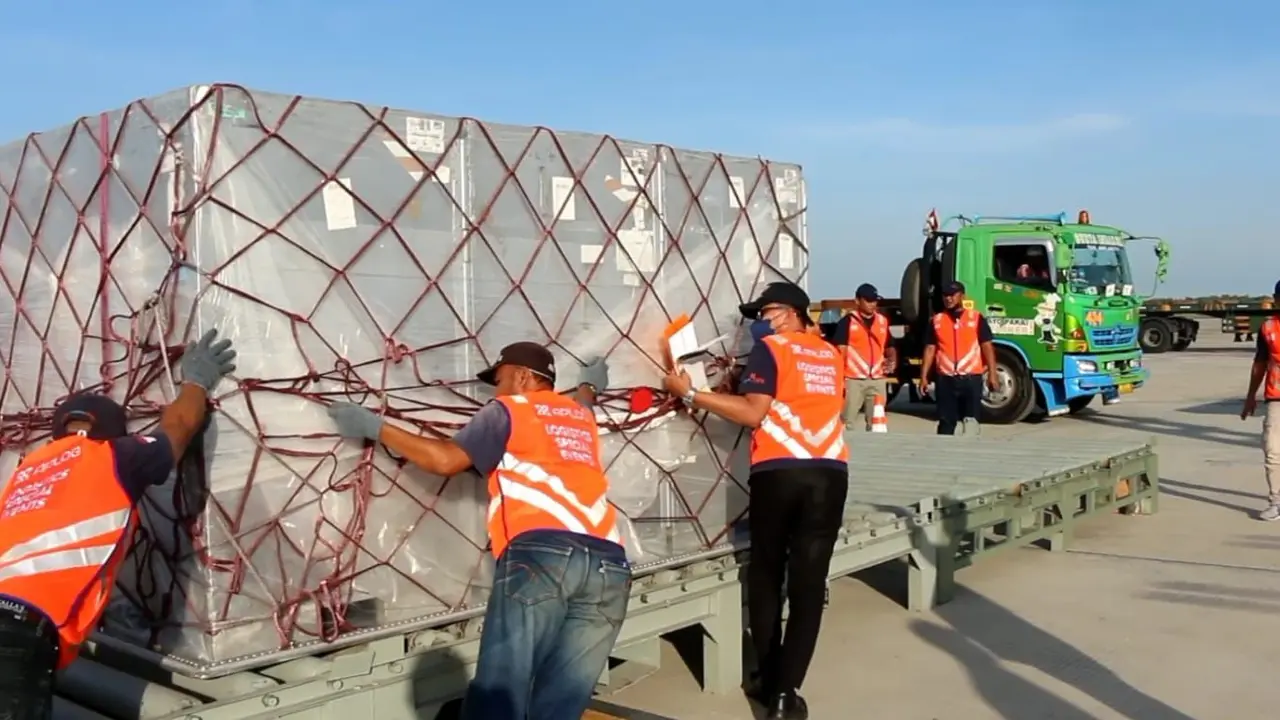 Kargo balapan WSBK Mandalika saat tiba di Bandara Lombok. (Istimewa)