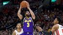Pebasket Los Angeles Lakers, Anthony Davis, berusaha memasukan bola saat melawan Portland Trail Blazers di Moda Center, Sabtu 928/12). LA Lakers menang 128-120 atas Portland Trail Blazers. (AP/Craig Mitchelldyer)