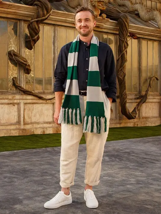 Sudah 11 tahun sejak film terakhirnya dalam seri Harry Potter, kini Tom Felton masih sering berakting didepan kamera. Film terakhir yang Tom mainkan adalah film Save the Cinema sebagai Richard Goodridge. (Instagram/@t22felton)