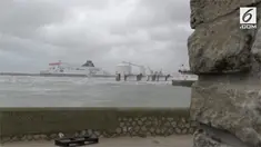 Sebuah kapa feri karam di tengah laut. Akibatnya ratusan penumpang kapal harus di evakuasi.