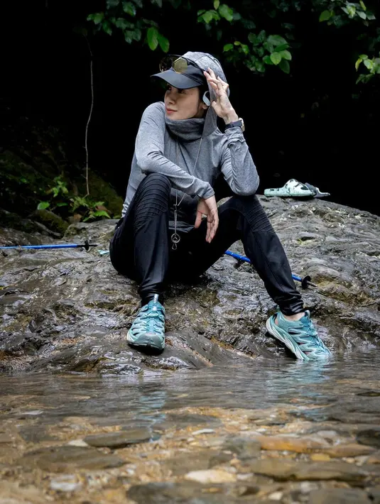 Penampilan perempuan tiga orang anak itu berhasil mencuri perhatian warganet. [Instagram/ollaramlan]