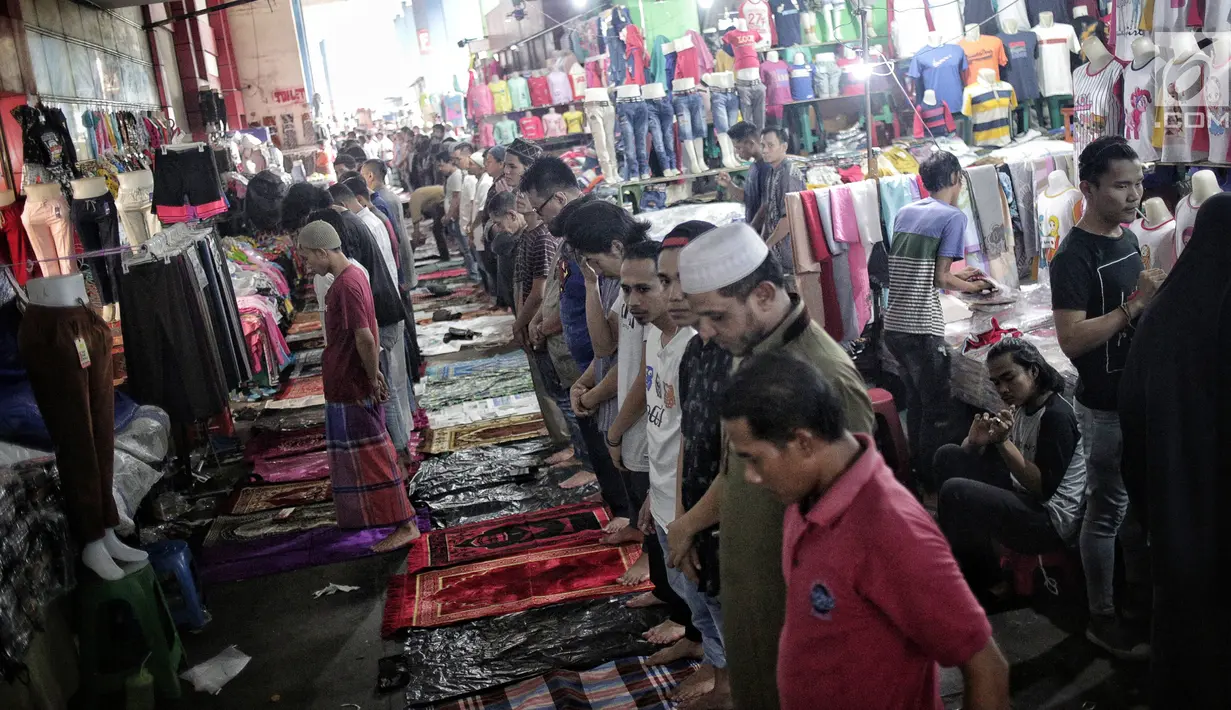 Jemaah melaksanakan salat Jumat di Pasar Tanah Abang, Jakarta, Jumat (10/5/2019). Area masjid yang terbatas membuat jemaah harus mengisi selasar dan lorong di area pasar untuk menjalankan salat. (Liputan6.com/Faizal Fanani)