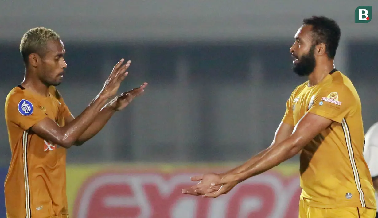 Pemain Bhayangkara FC Arthur Barrios yang baru masuk sukses menjadi momok menakutkan dengan membobol gawang Persik Kediri. Hingga peluit panjang berbunyi, tidak ada gol tambahan yang tercipta. (Bola.com/M Iqbal Ichsan)