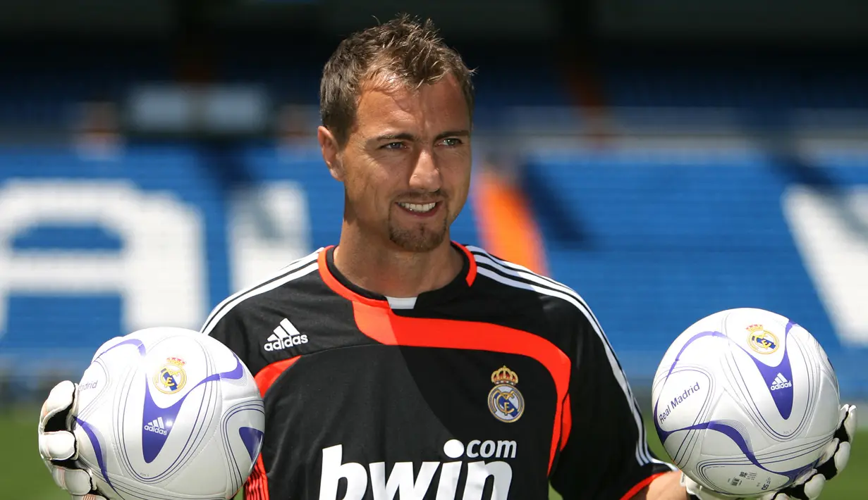 Jerzy Dudek. Eks kiper asal Polandia yang kini berusia 49 tahun dan telah pensiun bersama Real Madrid pada Juli 2011 ini pernah berseragam Liverpool selama 6 musim, mulai 2001/2002 hingga 2006/2007 usai didatangkan dari Feyenoord. Sementara Real Madrid diperkuatnya selama 4 musim usai meninggalkan Liverpool mulai 2007/2008 hingga ia pensiun pada 2010/2011. Bersama Liverpool ia total tampil dalam 186 laga dengan torehan 78 kali clean sheet dan kebobolan 177 gol. Sementara bersama Real Madrid ia hanya tampil dalam 12 laga dengan torehan 3 kali clean sheet dan kebobolan 18 gol. (AFP/Pierre-Philippe Marcou)