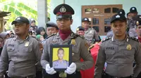 Briptu Anumerta Wahyu Catur Pamungkas dimakamkan dengan upacara resmi yang dipimpin Kapolres Kebumen, Kamis (11/5/2018). (Foto: Liputan6.com/Galoeh Widura/Muhamad Ridlo)