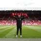 Manajer Manchester United, Jose Mourinho saat sesi pemotretan, di Stadion Old Trafford (5/7/2016). Mou diprediksi akan menggunakan pola bertahan sebagai strategi utama menekan lawan.  (Reuters/Andrew Yates)